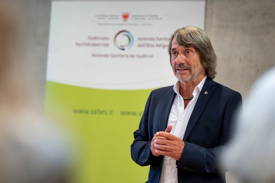 Die nun umgesetzten PNRR-Maßnahmen erhöhen die Sicherheit im Krakenhaus Bozen, verbessern die Betreuung der Patientinnen und Patienten und stärken die Kompetenz der Führungskräfte im Gesundheitswesen, sagt Gesundheitslandesrat Hubert Messner. (Foto: LPA/Fabio Brucculeri)