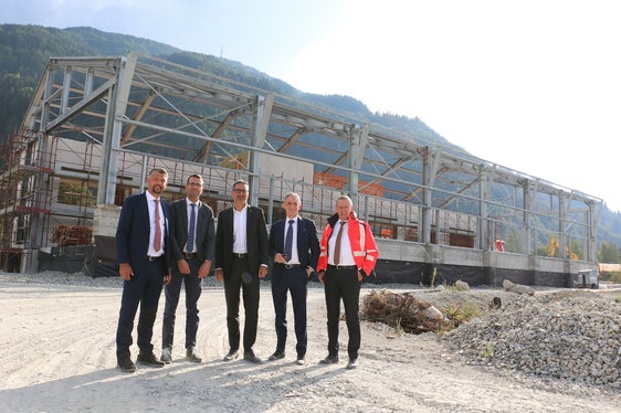 Il check point per i mezzi pesanti dovrebbe entrare a pieno regime nell'estate del 2025. Nella foto posano soddisfatti (da sinistra) l'assessore provinciale Daniel Alfreider, il presidente dell'A22 Hartmann Reichhalter, il presidente Arno Kompatscher, l'amministratore delegato dell'A22 Diego Cattoni e Carlo Costa, direttore tecnico generale dell'Autostrada del Brennero. Sullo sfondo si intravede il cantiere della nuova ed innovativa sala prove del futura check point. (Foto: USP/Ingo Dejaco)