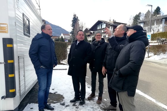 Besichtigung der neuen Luftmessstation Sterzing (v.l.): LR Vettorato, Bürgermeister Volgger, Stadtrat Heinrich Forer, Direktor des Labors für Luftanalysen und Strahlenschutz Luca Verdi und Mitarbeiter Oswald Vigl. (Foto: Landesagentur für Umwelt und Klimaschutz/Nadia Franzoi)