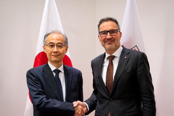 Generalkonsul Japans in Mailand, Kobayashi Toshiaki (links), tauschte sich mit Landeshauptmann Arno Kompatscher im Palais Widmann aus. (Foto: LPA/Fabio Brucculeri)