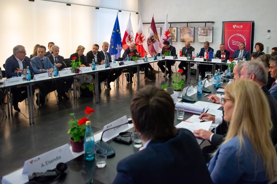 Avisa per l 13ejim cumplì di ani à l diretif y la aduneda Euregio (tla foto) abù si senteda tl Cunvënt beneditin de Marienberg tla Venuesta. (Foto: USP/Fabio Brucculeri)