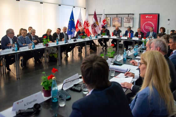 La Giunta e l'Assemblea (nella foto) si sono riunite all'Abbazia benedettina di Monte Maria, in Val Venosta, per celebrare il 13° compleanno dell'Euregio. (Foto: ASP/Fabio Brucculeri)