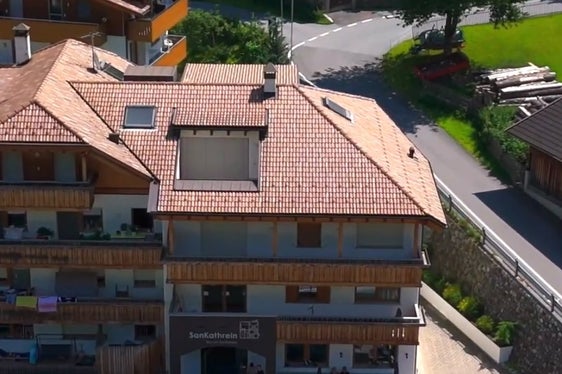 Im Zentrum von Katharinaberg am Eingang des Schnalstals, im Erdgeschoß eines Mehrfamilienhauses hält der 27-jährige Adrian Weithaler eine Bar als Treffpunkt und das Dorfladele zur Sicherung des täglichen Bedarfs am Leben und wird dafür vom Land Südtirol finanziell unterstützt. (Foto: LPA/SanKathrein/Adrian Weithaler)