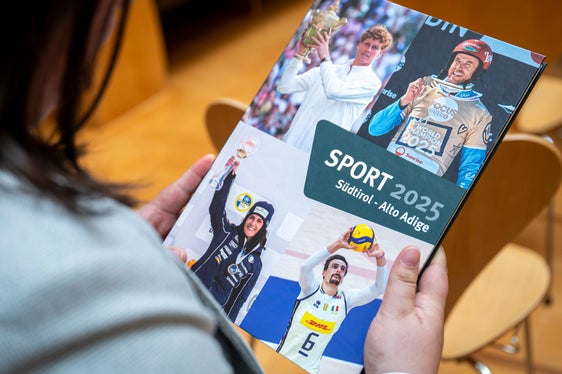 L'Annuario sportivo 2025 è la dodicesima edizione della serie di pubblicazioni trilingui e offre una panoramica completa dell'anno sportivo altoatesino andato in archivio. (Foto: USP/Fabio Brucculeri)