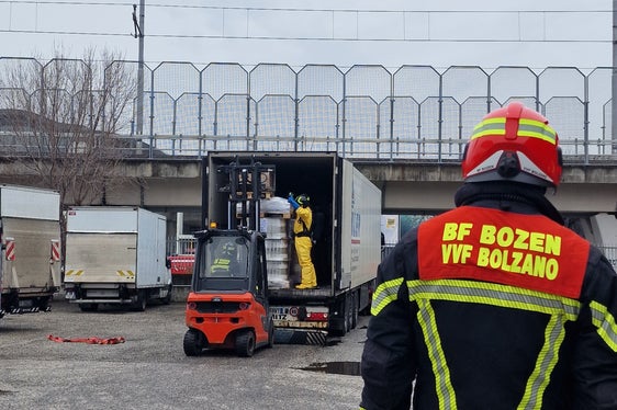 Berufsfeuerwehr im jüngsten Gefahrguteinsatz: am 4. Februar bei einem Unfall mit einer chlorhaltigen Gefahrensubstanz während der Entladung eines Lastwagens in Bozen. (Foto: LPA/Agentur für Bevölkerungsschutz/Berufsfeuerwehr)