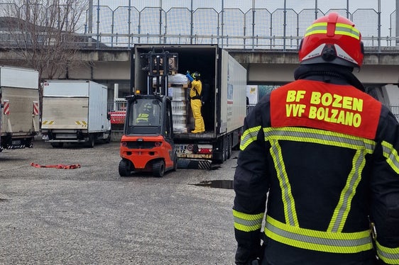 Vigili del fuoco nell'ultimo intervento su merci pericolose: il 4 febbraio in un incidente con una sostanza pericolosa contenente cloro durante lo scarico di un camion a Bolzano. (Foto: USP/Agenzia per la Protezione Civile/Corpo Permanente dei Vigili del Fuoco)