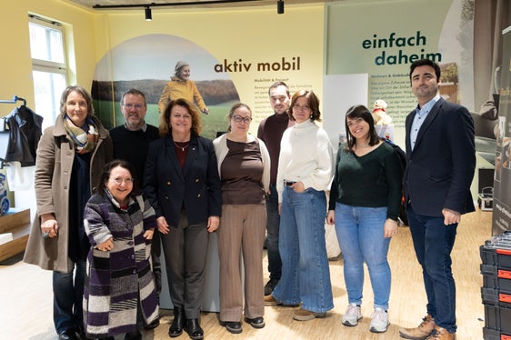 Sono d'accordo sul fatto che anche in Alto Adige potrebbero essere introdotti modelli di assistenza innovativi: (da sinistra) Helga Mahlknecht, Brigitte Waldner (entrambe dell'Ufficio Anziani e distretti sociali), Oswald Mair (Associazione delle Residenze per Anziani Dell'Alto Adige), l'assessora provinciale Rosmarie Pamer, Angelika Peer (Facoltà di Ingegneria, Libera Università di Bolzano), Benjamin Egger, Rita Obkircher (entrambe dell'Associazione delle Residenze per Anziani Dell'Alto Adige), Lisa Ploner (cooperativa sociale “Abitare nella terza età”) e Wolfgang Kratky (responsabile dell'ufficio Digital Health Geriatrische Gesundheitszentren della città di Graz). (Foto: USP/Hannes Wisthaler)