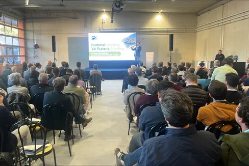 Grande partecipazione nella sede del Servizio strade Val Pusteria, a Brunico, per l’evento “Mobilità 2025-2030”, dove rappresentanti politici ed esperti hanno colto l'occasione per discutere approfonditamente della pianificazione della mobilità in Val Pusteria, con l'assessore provinciale Alfreider, a poche ore dall'apertura della galleria a Perca. (Foto: USP/Ingo Dejaco)