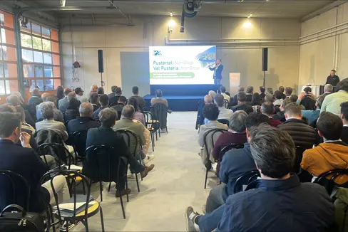 Großen Anklang fand die Veranstaltung Mobilität 2025-2030, die am 3. Oktober in den Räumlichkeiten des Straßendienstes Bruneck stattfand. (Foto: LPA/Ingo Dejaco)