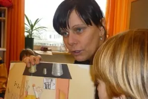 Die erneut ausgezeichnete Kinderbuchillustratorin und Autorin Linda Wolfsgruber bei einer von der Landeskindergartendirektion durchgeführten Lese- und Illustrationsaktion im Jahr 2013. (Foto: LPA)