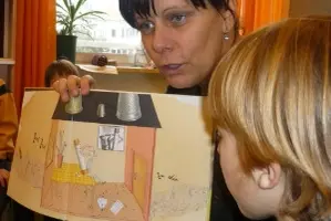 Die erneut ausgezeichnete Kinderbuchillustratorin und Autorin Linda Wolfsgruber bei einer von der Landeskindergartendirektion durchgeführten Lese- und Illustrationsaktion im Jahr 2013. (Foto: LPA)