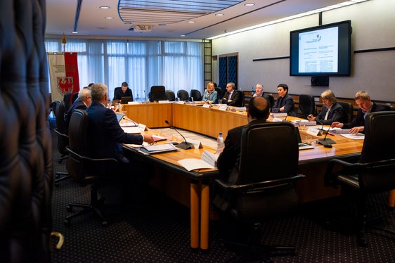 Blick in den Sitzungssaal im Landhaus 1 in Bozen: Bei ihrer ersten Sitzung hat die neu gewählte Landesregierung mehrere Wirtschaftsförderschienen neu genehmigt. (Foto: LPA/Fabio Brucculeri)
