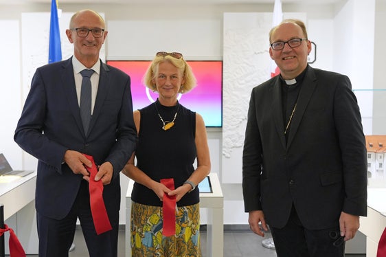 Dopo il taglio del nastro: (da sinistra) il presidente del Tirolo Anton Mattle, la rettrice Veronika Sexl e il vescovo Hermann Glettler. (Foto: Land Tirol/Dorfmann)