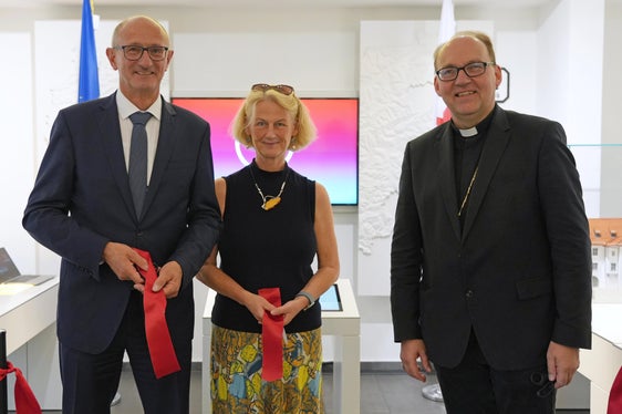 Nach der Banddurchschneidung: (v. l.) Tirols Landeshauptmann Anton Mattle, Rektorin Veronika Sexl und Bischof Hermann Glettler. (Foto: Land Tirol/Dorfmann)
