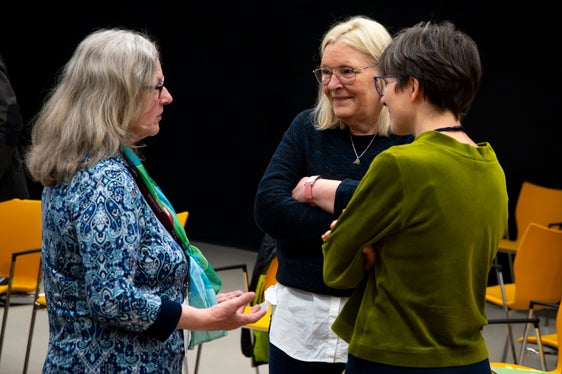 Austausch auf Ebene der Arbeitsgruppen: Mitglieder des Klimabürgerrats und des Stakeholder Forums Klima diskutierten am Samstag in Bozen und suchten nach Synergien. (Foto: LPA/Fabio Brucculeri)