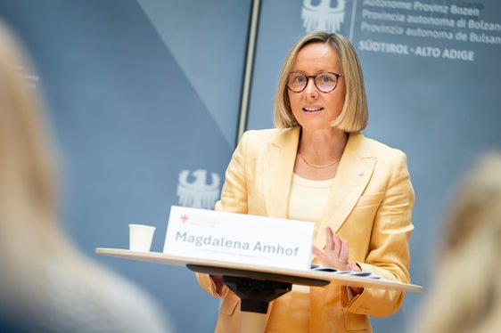 Die Aktivierung des am Südtiroler Arbeitsmarkt vorhandenen Arbeitskräftepotentials, speziell von Frauen und Jugendlichen, ist ein zentrales Ziel von Arbeits-Landesrätin Magdalena Amhof. Doch auch die Pensionierungswelle, die das Land in den kommenden Jahren erwartet, zählen zu den großen Herausforderungen. (Foto: LPA/Fabio Brucculeri)