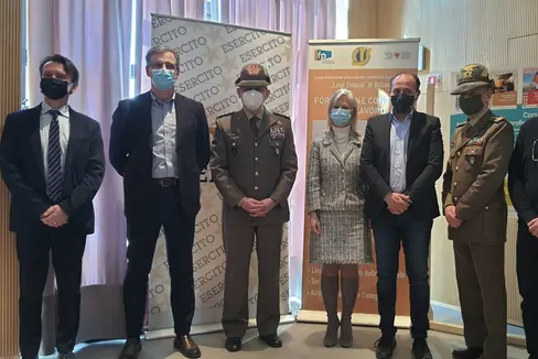 Via libera all'accordo tra Provincia e Truppe Alpine per la specializzazione dei militari in ambito infrastrutturale.
Nella foto da sx: Vincenzo Gullotta, Giuseppe Delpero, il vice comandante Massimo Biagini, la dirigente scolastica del C.T.S Nicoletta Rizzoli, l'assessore Giuliano Vettorato, il Tenente Colonnello Fabiano Gereon e il dirigente del C.F.P Mauro Bruccoleri. (Foto ASP)