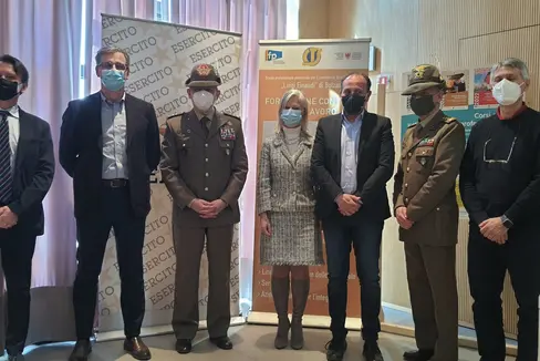 Via libera all'accordo tra Provincia e Truppe Alpine per la specializzazione dei militari in ambito infrastrutturale.
Nella foto da sx: Vincenzo Gullotta, Giuseppe Delpero, il vice comandante Massimo Biagini, la dirigente scolastica del C.T.S Nicoletta Rizzoli, l'assessore Giuliano Vettorato, il Tenente Colonnello Fabiano Gereon e il dirigente del C.F.P Mauro Bruccoleri. (Foto ASP)