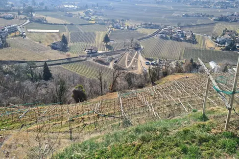 Auf diesem Damm (im Zentrum) gestaltet die Wildbachverbauung mit der Klasse 4C des Realgymnasiums und der Stadtgärtnerei Meran eine Naherholungszone; der Auftakt dazu erfolgt am 1. März bei einem Pflanzfest mit Pressekonferenz. (Foto: LPA/Landesamt für Wildbach- und Lawinenverbauung West in der Agentur für Bevölkerungsschutz)