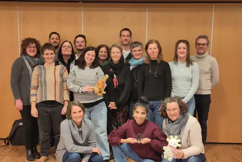 Referentin Iris Komarek (vorne hockend links) tauschte sich mit den Teilnehmerinnen und Teilnehmer der Ausbildung Lerncoaching aus. (Foto: LPA/Landesdirektion deutschsprachige Berufsbildung/Maria von Lutterotti)