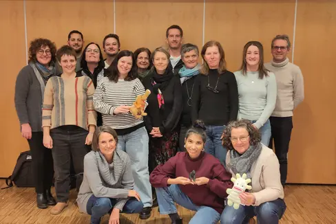 La relatrice Iris Komarek (nella foto la prima a sinistra in prima fila) ha scambiato idee con i partecipanti al programma di formazione sul coaching dell'apprendimento. (Foto: USP/Direzione provinciale Formazione professionale in lingua tedesca/Maria Von Lutterotti)