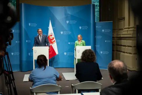 Sicherheit am analogen und digitalen Arbeitsplatz: Die Landesregierung hat neue Regeln für Grund- und Mittelschulen ab 1. September beschlossen, die Landeshauptmann Arno Kompatscher und Arbeitslandesrätin Magdalena Amhof bei der Pressekonferenz nach der Landesregierung. (Foto: LPA/Fabio Brucculeri)