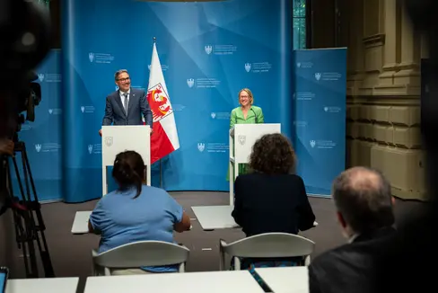 Sicurezza sul posto di lavoro analogica e digitale: la Giunta provinciale ha adottato nuove regole per le scuole primarie e secondarie di primo grado a partire dal 1° settembre. Il presidente Arno Kompatscher e l'assessora al Lavoro Magdalena Amhof le hanno presentate alla conferenza stampa a seguito della seduta di Giunta. (Foto: USP/Fabio Brucculeri)