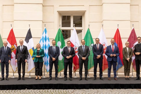 La Conferenza dei Capi di Governo dei Paesi Arge-Alp svolta oggi presso l'Hofburg di Innsbruck. Nella foto (da sinistra): il presidente Wilfried Haslauer (Salisburgo), il capo dipartimento Christian Rathgeb (Grigioni), il ministro di Stato Melanie Huml (Baviera), il sottosegretario Gabriele Barucco (Lombardia), il governatore del Tirolo Günther Platter, il presidente del Governo Marc Mächler (San Gallo), il presidente Arno Kompatscher (Alto Adige), il governatore Norman Gobbi (Ticino), la vicepresidente Giulia Zanotelli (Trentino), il governatore Markus Wallner (Vorarlberg). (Foto: Land Tirol/Die Fotografen)