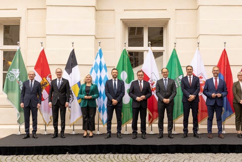 Heute fand die Regierungschefskonferenz der Arge-Alp-Länder in der Hofburg in Innsbruck statt. Im Bild v.l. LH Wilfried Haslauer (Salzburg), Departementvorsteher Christian Rathgeb (Graubünden), Staatsministerin Melanie Huml (Bayern), Untersekretär Gabriele Barucco (Lombardei), LH Günther Platter, Regierungspräsident Marc Mächler (St. Gallen), LH Arno Kompatscher (Südtirol), Regierungspräsident Norman Gobbi (Tessin), LH-Stellvertreterin Giulia Zanotelli (Trentino), LH Markus Wallner (Vorarlberg) (Foto: Land Tirol/Die Fotografen)