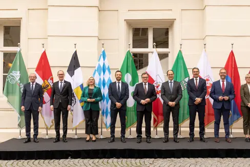 La Conferenza dei Capi di Governo dei Paesi Arge-Alp svolta oggi presso l'Hofburg di Innsbruck. Nella foto (da sinistra): il presidente Wilfried Haslauer (Salisburgo), il capo dipartimento Christian Rathgeb (Grigioni), il ministro di Stato Melanie Huml (Baviera), il sottosegretario Gabriele Barucco (Lombardia), il governatore del Tirolo Günther Platter, il presidente del Governo Marc Mächler (San Gallo), il presidente Arno Kompatscher (Alto Adige), il governatore Norman Gobbi (Ticino), la vicepresidente Giulia Zanotelli (Trentino), il governatore Markus Wallner (Vorarlberg). (Foto: Land Tirol/Die Fotografen)