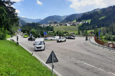 Sulla strada statale 244 della Val Badia, all'altezza di Piccolino, all'intersezione con la strada provinciale 29 Eores-San Martino in Badia, verrà realizzata una rotatoria. (Foto: Ripartizione Infrastrutture)