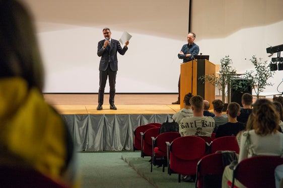 Besuch der WFO Kuntner am Erdüberlastungstag: LH Arno Kompatscher (mit Mikrofon) und Marc Zebisch. (Foto: LPA/Fabio Brucculeri)