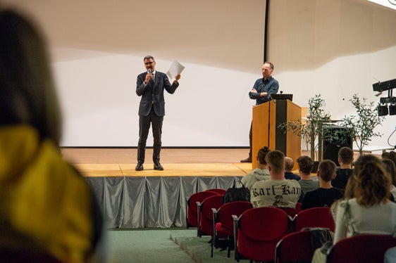 Lunedì mattina (15 maggio), giorno in cui l'Italia ha esaurito le risorse naturali messe a disposizione dal pianeta per quest'anno (cosiddetto overshoot day) il presidente della Provincia è stato ospite, insieme al ricercatore sul clima, Marc Zebisch, della WFO -Scuola Secondaria di Economia “Heinrich Kunter” di Bolzano (Foto: ASP/Fabio Brucculeri)