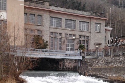 Für Umweltverbesserungsmaßnahmen in den Ufergemeinden stehen für das Kraftwerk Marling, eines der größten in Südtirol, im Zeitraum 2024-26 3,5 Millionen Euro bereit. (Foto: LPA/Landesamt für Gewässerschutz)