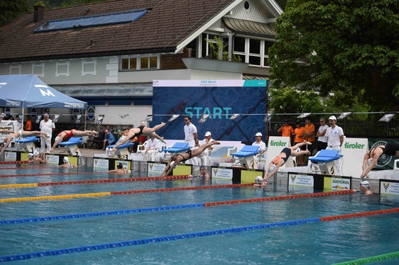 1.520 Mal gingen Athletinnen und Athleten aus Italien, Österreich und Deutschland beim Euregio Swim Cup an den drei Austragungsorten – im Bild in Brixen – an den Start. (Foto: ESC/Niederwieser)
