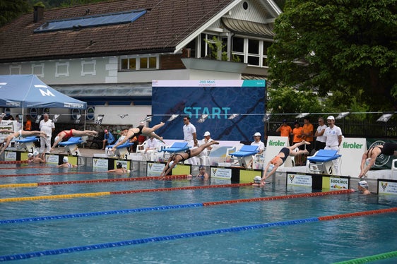 1.520 Mal gingen Athletinnen und Athleten aus Italien, Österreich und Deutschland beim Euregio Swim Cup an den drei Austragungsorten – im Bild in Brixen – an den Start. (Foto: ESC/Niederwieser)