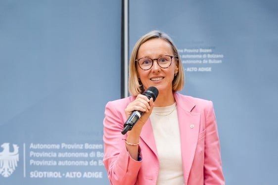 Sozial- und Pflegearbeit ist heute wichtiger denn je. Wer sich in diesen Berufen engagiert, leistet einen unverzichtbaren und sinnstiftenden Dienst für die ganze Gesellschaft, sagt Personallandesrätin Magdalena Amhof. (Foto: LPA/Bernhard Aichner)
