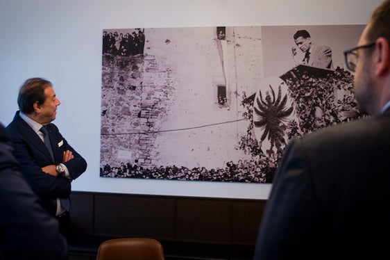 Il presidente Kompatscher e il vicepresidente Galateo (di spalle) con il viceministro Leo in Sala Magnago, a Palazzo Widmann (Foto: ASP/Fabio Brucculeri)