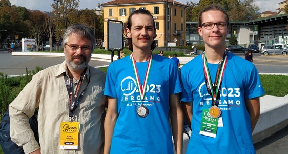 Im Bild (v.l.) der Landeskoordinator der Informatikolympiade, Karl Lunger, Medaillengewinner David Mairhofer und Emil Bertrand Mair (Foto: LPA/Deutsche Bildungsdirektion/Siglinde Doblander)