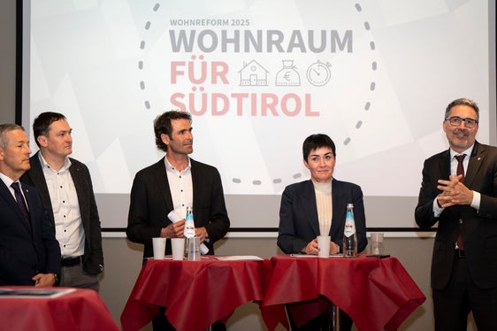Der Landesrat für Raumordnung, Peter Brunner (von links), Bürgermeister Andreas Jungmann, der Referatsleiter der Arche im KVW, Leonhard Resch, die Landesrätin für Wohnbau, Ulli Mair und Landeshauptmann Arno Kompatscher präsentierten in Brixen das erste gemeinnützige Wohnbauprojekt Südtirols. (Foto: LPA/Fabio Brucculeri)