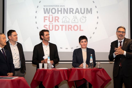 Der Landesrat für Raumordnung, Peter Brunner (von links), Bürgermeister Andreas Jungmann, der Referatsleiter der Arche im KVW, Leonhard Resch, die Landesrätin für Wohnbau, Ulli Mair und Landeshauptmann Arno Kompatscher präsentierten in Brixen das erste gemeinnützige Wohnbauprojekt Südtirols. (Foto: LPA/Fabio Brucculeri)
