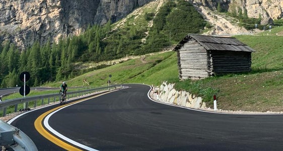 Wie auf das Sellajoch (im Bild) soll auch auf der Straße auf den Valparola-Pass aufsteigend eine Fahrradspur angelegt werden. (Foto: LPA)
