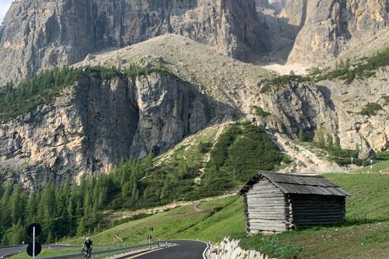 Come a Passo Sella (nella foto), anche sulla strada che sale al Passo di Valparola verrà realizzata una pista ciclabile. (Foto: ASP)