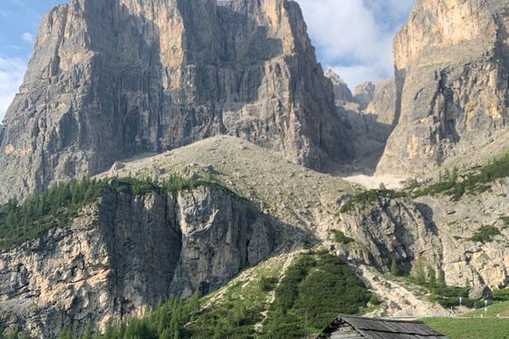 Come a Passo Sella (nella foto), anche sulla strada che sale al Passo di Valparola verrà realizzata una pista ciclabile. (Foto: ASP)