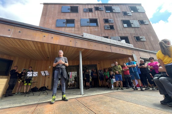 LH Kompatscher vor der neuen Stettiner Hütte: Der Neubau wird den Wandernden Sicherheit und Gastlichkeit bieten. (Foto: LPA/G.News)