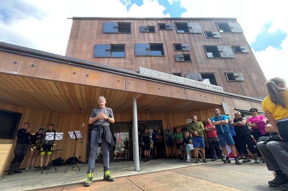 Il presidente della Provincia Kompatscher davanti al nuovo rifugio Petrarca all'Altissima: La nuova costruzione offrirà agli escursionisti sicurezza e ospitalità (Foto: ASP/G.News)
