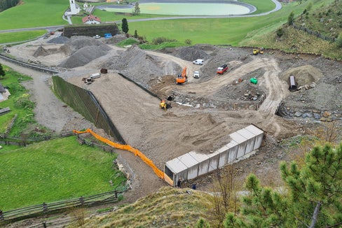 Der Weiler Kappl in Langtaufers wird sowohl vom Kapplerbach als auch von der Kapplbachlawine bedroht. Das Landesamt für Wildbach- und Lawinenverbauung West hat nun durch Bauten den Schutz sei es vor Lawinen- als auch vor Wassergefahr verstärkt. (Foto: LPA/Landesamt für Wildbach- und Lawinenverbauung West)