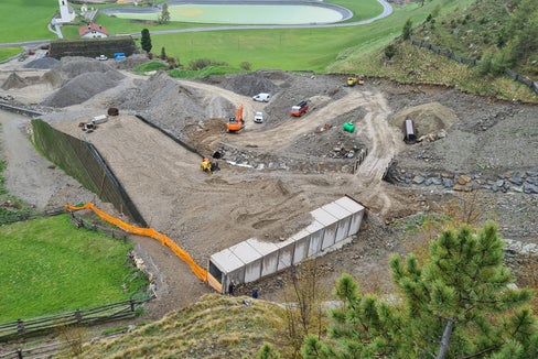 Der Weiler Kappl in Langtaufers wird sowohl vom Kapplerbach als auch von der Kapplbachlawine bedroht. Das Landesamt für Wildbach- und Lawinenverbauung West hat nun durch Bauten den Schutz sei es vor Lawinen- als auch vor Wassergefahr verstärkt. (Foto: LPA/Landesamt für Wildbach- und Lawinenverbauung West)