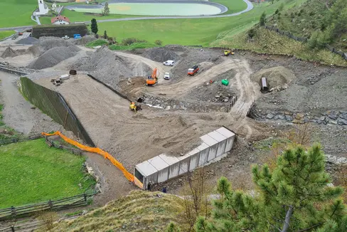 La frazione di Cappella (Kappl) a Vallelunga è minacciata sia dal torrente Kapplbach che da eventi valanghivi. La Provincia ha rafforzato la protezione della zona ultimando delle importanti strutture di protezione (Foto: ASP/Ufficio sistemazione bacini montani Ovest)
