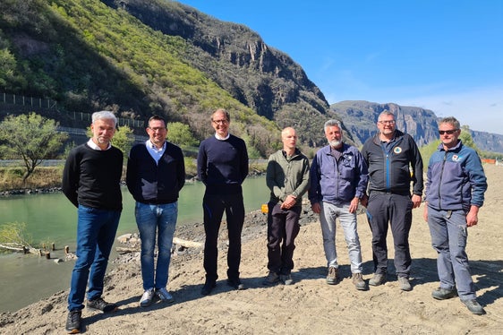 Baustellenbesichtigung Etsch (v.l.): Landesrat Arnold Schuler, Bürgermeister Elmar Oberhofer, Agenturdirektor Klaus Unterweger, Bauleiter Thomas Thaler, Vorarbeiter Helmut Gurndin, Techniker Hansjörg Prugg, Arbeiter Konrad Pircher (Foto: LPA/Agentur für Bevölkerungsschutz)